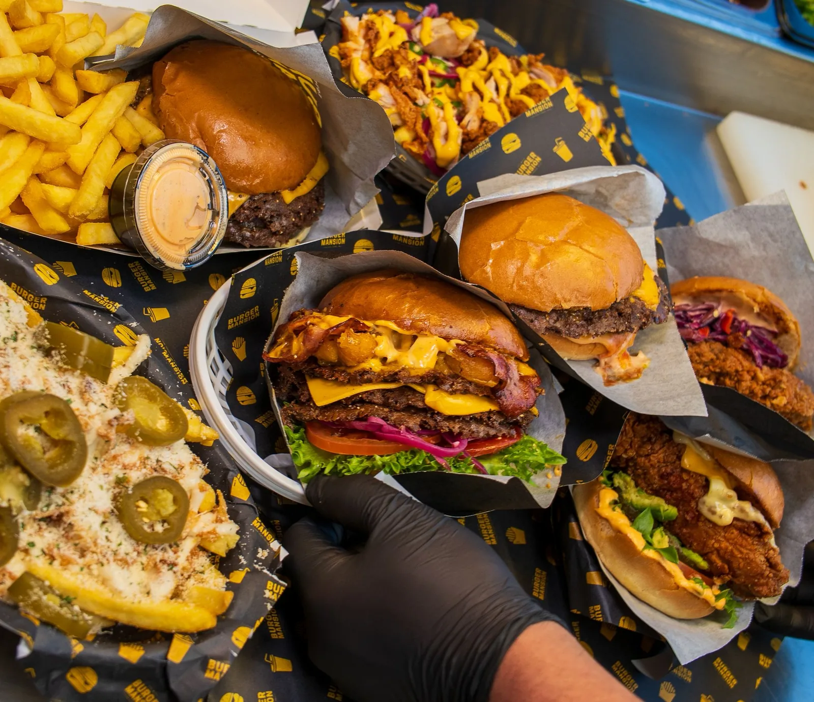 Dubbelburgare, loaded fries och cheese fries på Burger Mansion i Barkarby