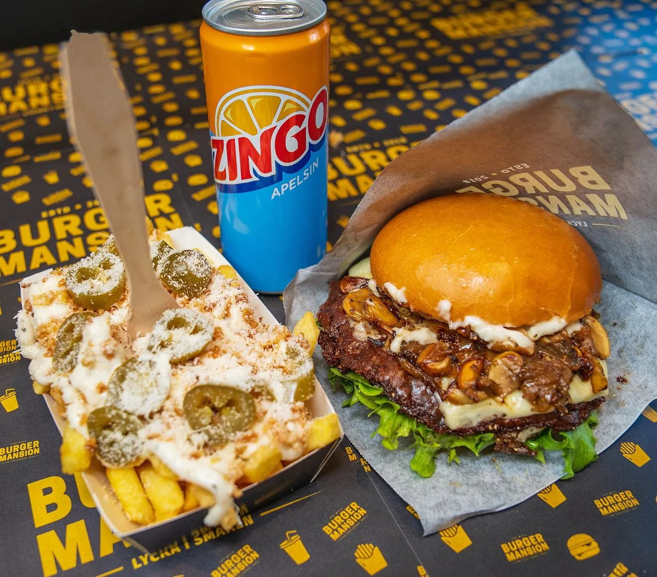 Burgare, loaded fries och en kall Zingo från Burger Mansions foodtruck