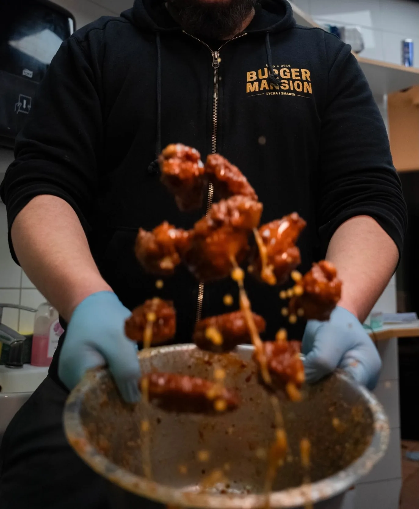 Burger Mansion-medarbetare i uniform förbereder catering