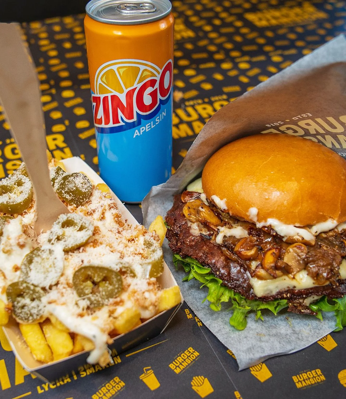 Burger Mansion Göteborg — två burgare i Burger Mansion-papper på köksbänk