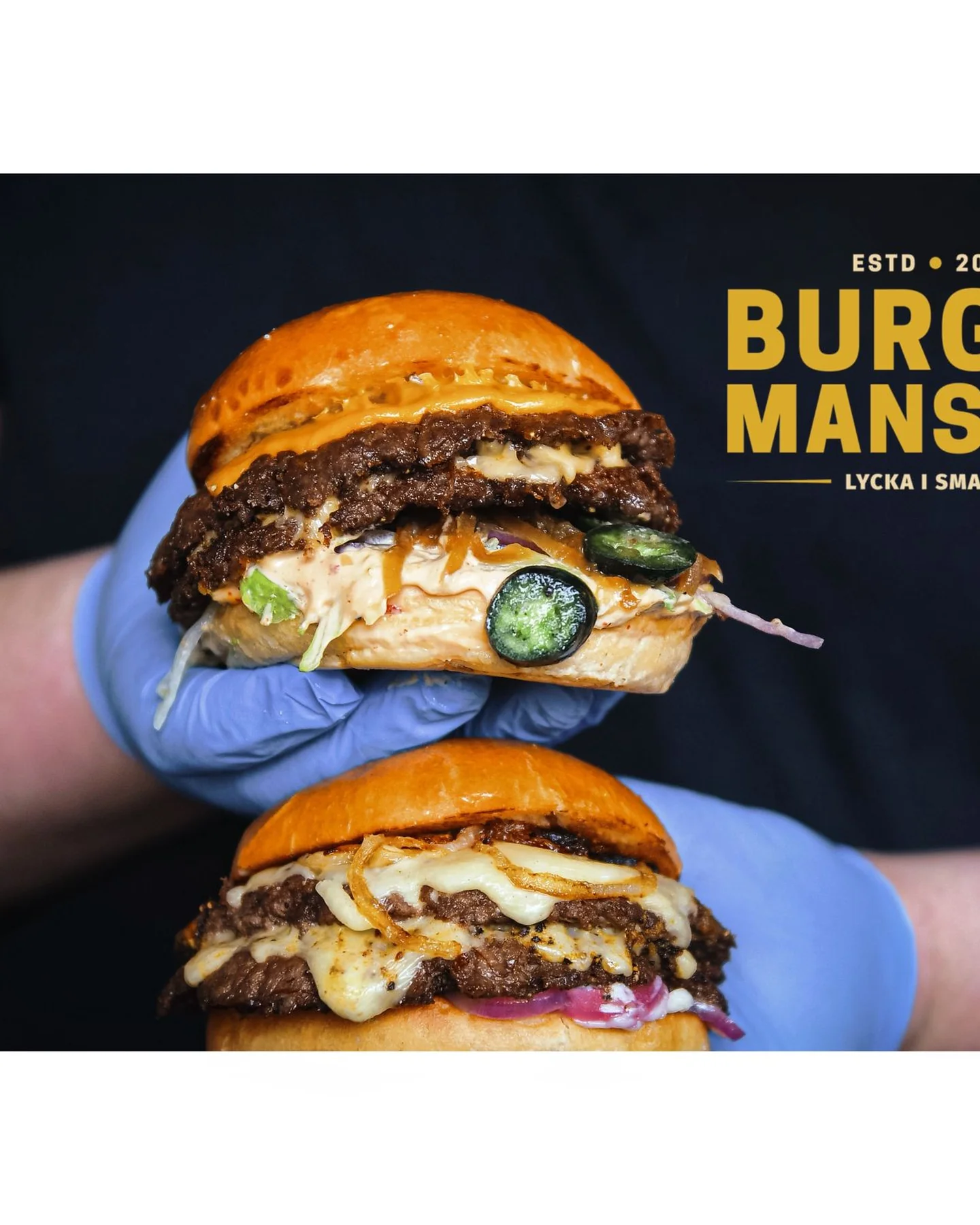 Foodtruck Burger Mansion — handhållen burgare i Burger Mansion-papper på träbord