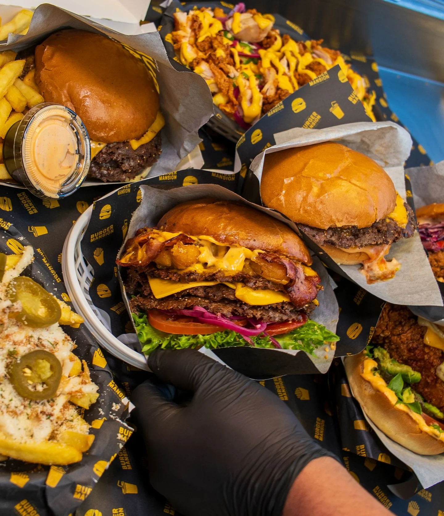 Burger Mansion Malmö — bricka med burgare, fries och dryck